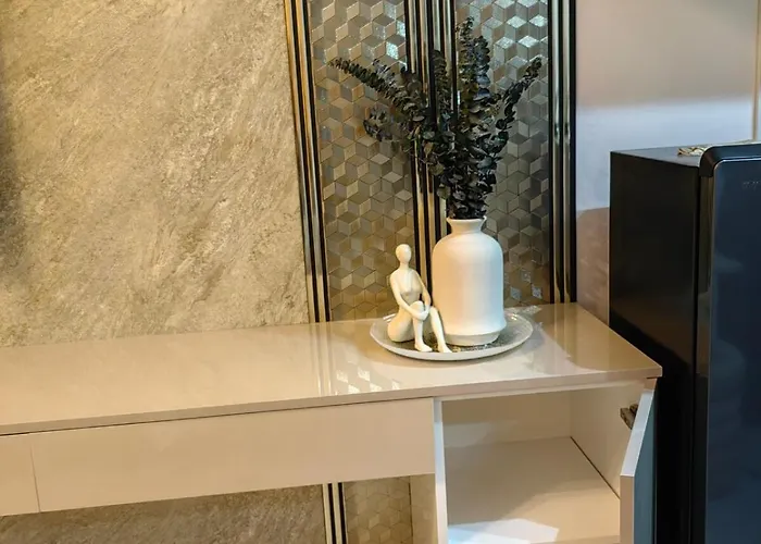 Elegant Hotel-inspired In Casa Mira Towers